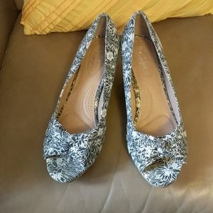 Size 10W Black & White Wedges